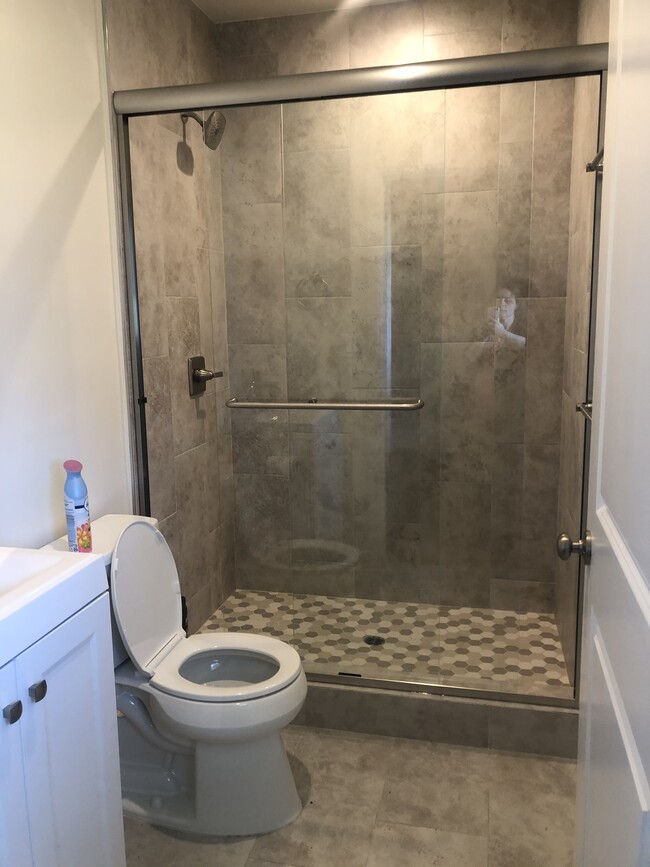 Spacious bathroom - 7250 Capistrano Ave