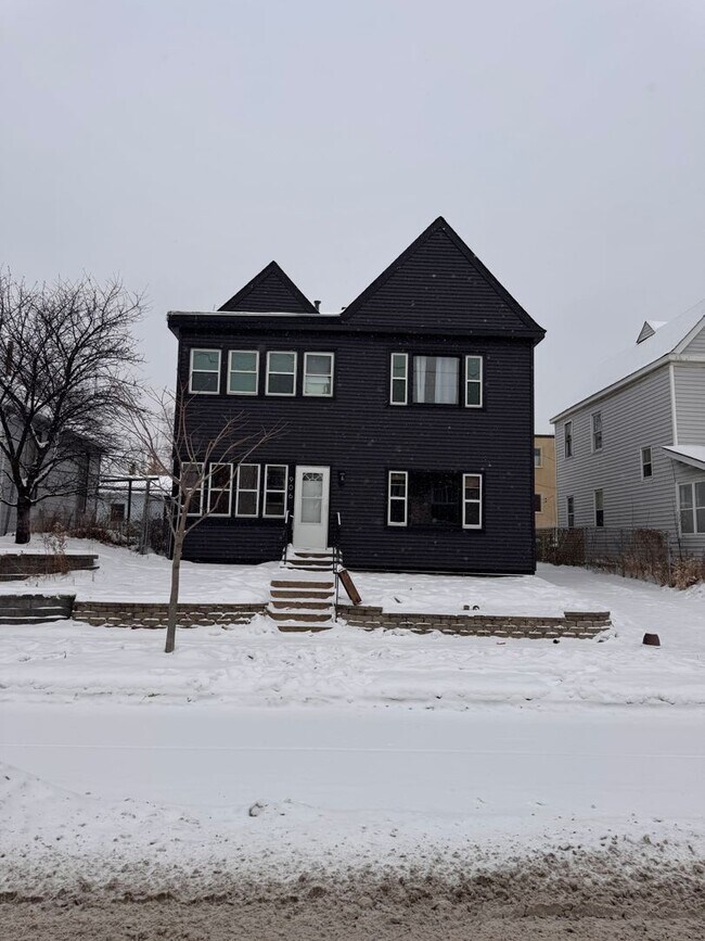 Building Photo - 2 bed/1 bath updated duplex