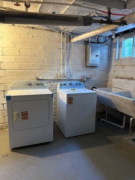 Building Photo - 3083 E Derbyshire Rd