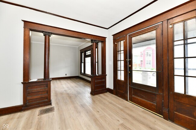 Building Photo - 852 N Rural St