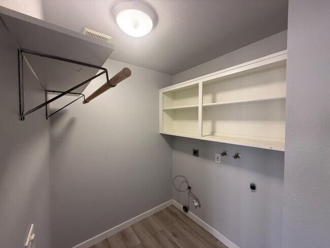 Building Photo - 2503 Levante St