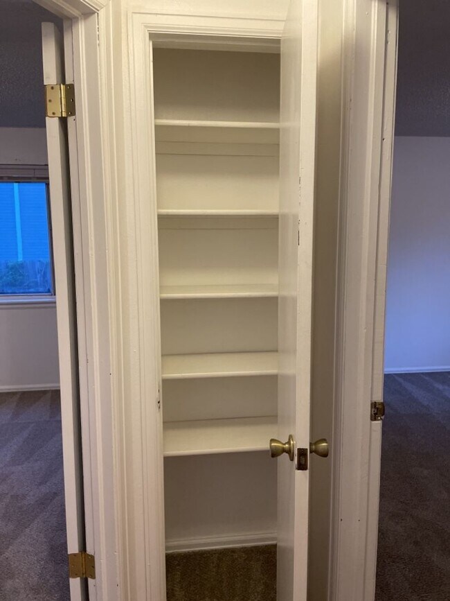 Building Photo - Start a Lease by 4/17 and get $250 off 1st Month!