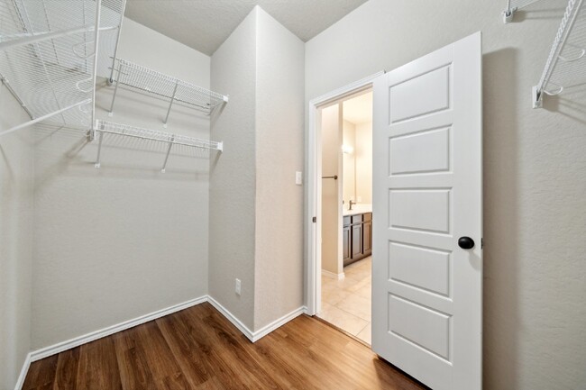 Building Photo - Price Improvement! This 4 bed, 2.5 bath ho...