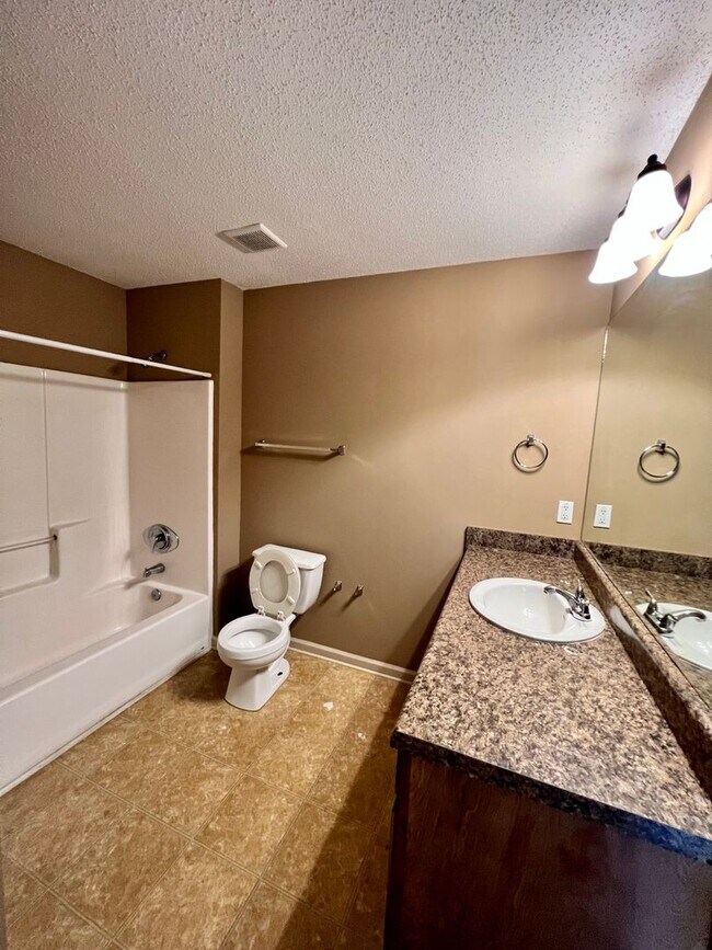 Building Photo - Home in Cottondale! Available to View Now!!!