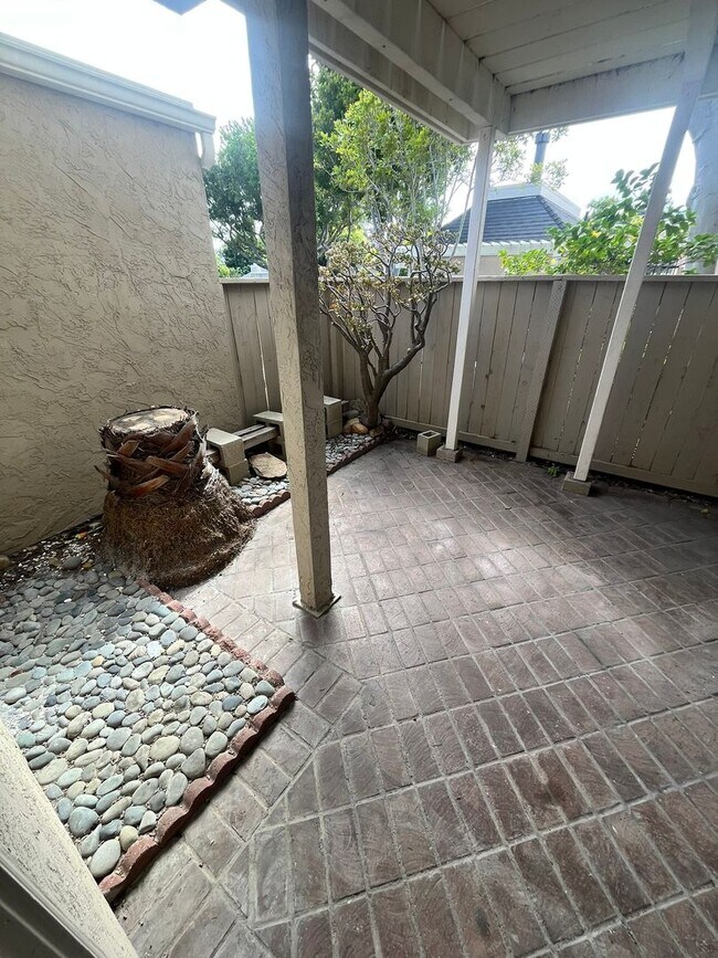Building Photo - For Rent: 3 Bed, 2.5 Bath Townhome in Univ...
