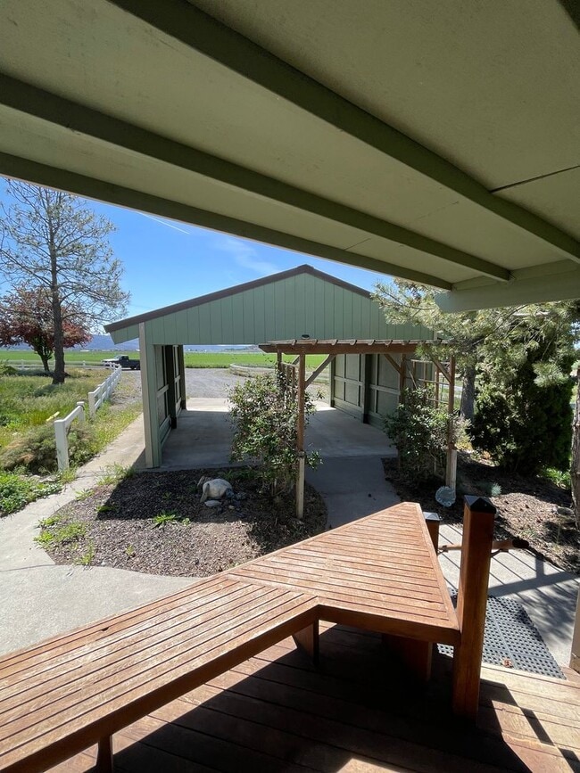 Building Photo - Rural living at its finest!  Large 3bdrm 2...