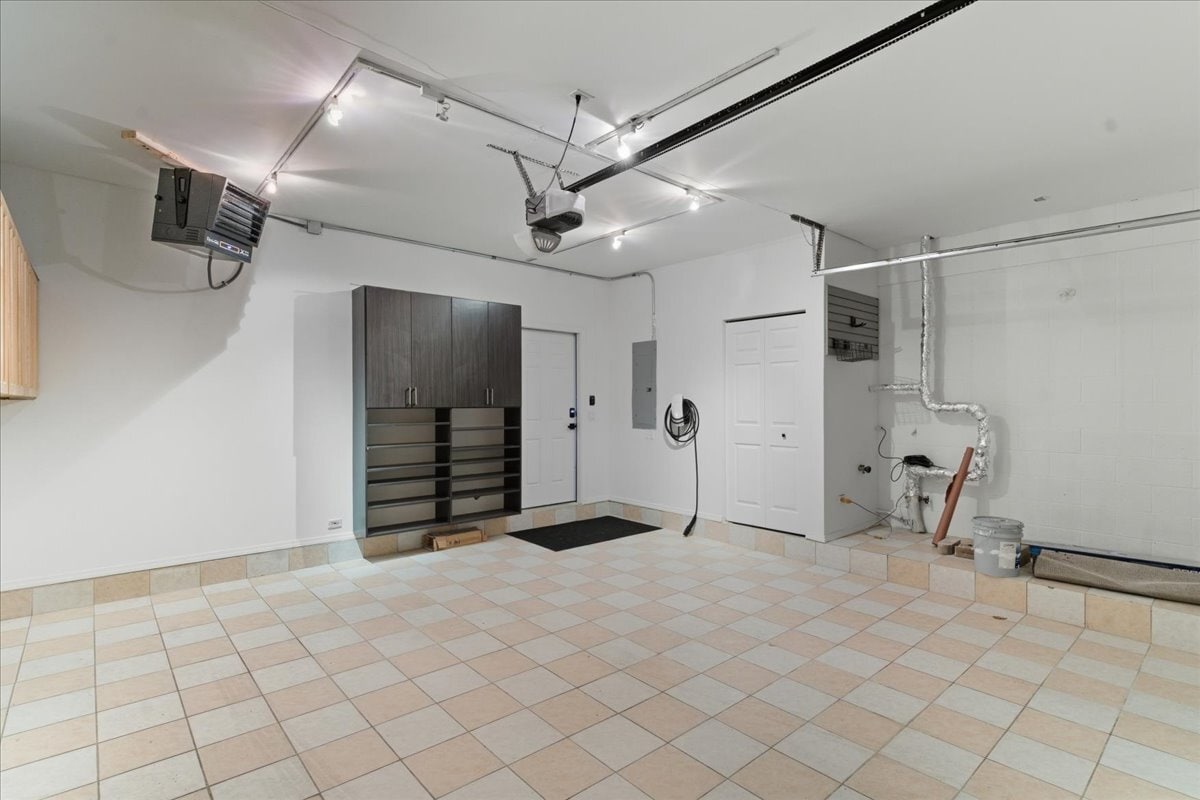 Building Photo - 841 W 14th Pl