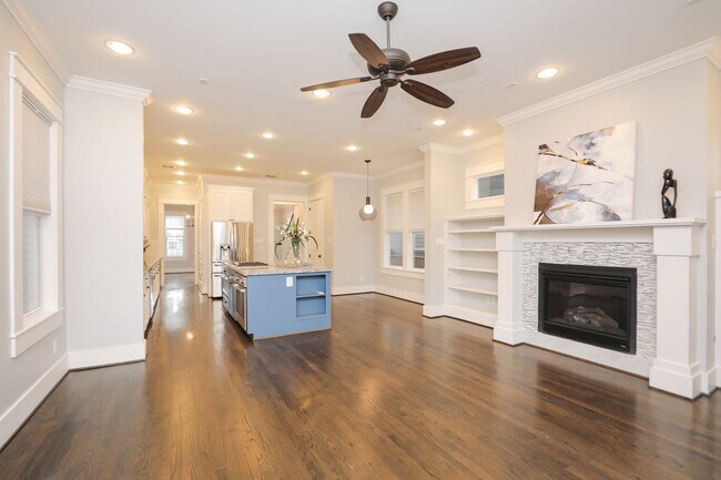 Building Photo - 907 E 25th St