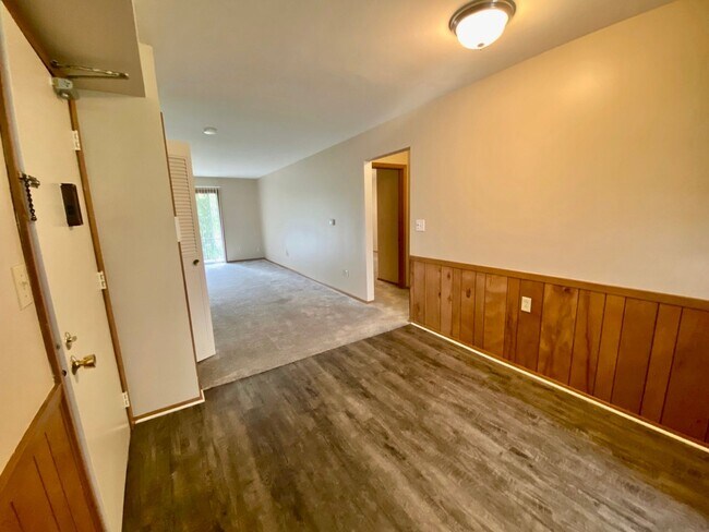 Building Photo - Cozy 2 Bedroom, 1 Bath Apartment with Balc...