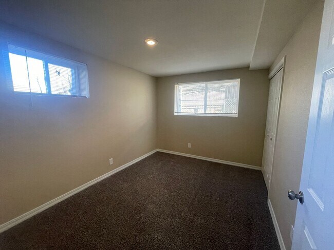 Building Photo - 2 Bed 1 Bath in East Denver Available NOW!