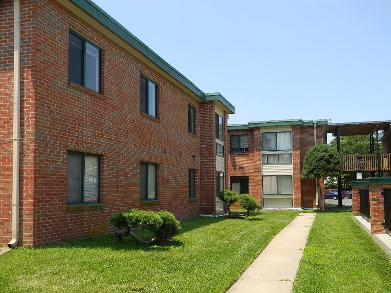 Building Photo - Town and Campus Apts