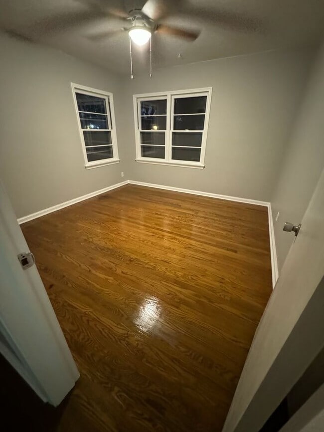 Building Photo - 2 bedroom/1 bathroom