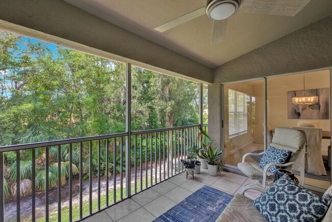 Building Photo - 3/2 Condo available in Emerald Bay!