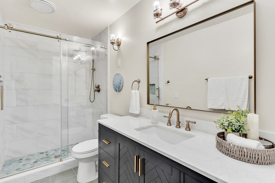 Guest Bathroom - 2600 Torrey Pines Rd