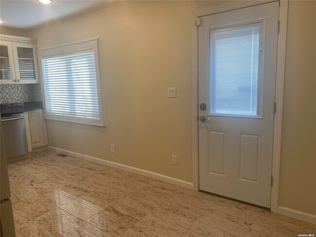 Building Photo - 2 Linden St