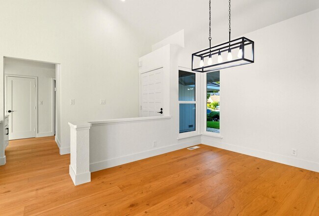 Building Photo - 11 Paddock Ct