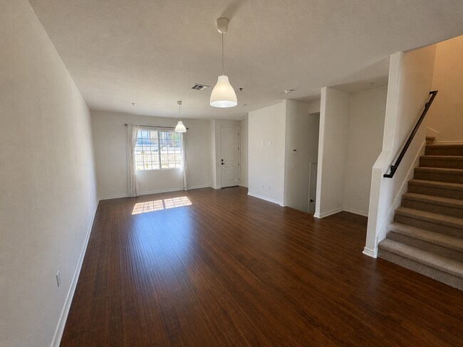 Building Photo - 332 East Hilltop Way