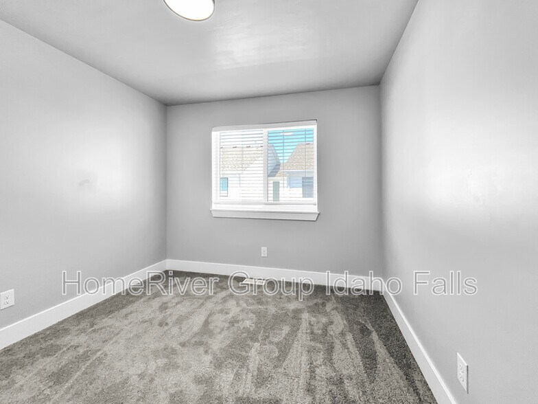 Building Photo - 2930 Sunburst Dr