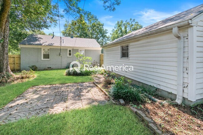 Building Photo - Newly Renovated off High Point Terrace!