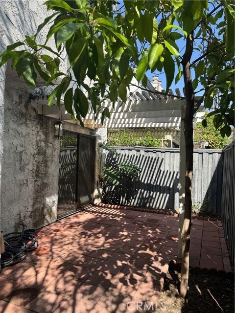 Building Photo - 996 W Huntington Dr