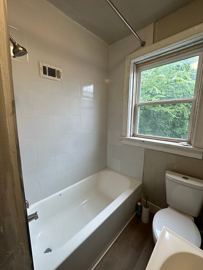 Building Photo - 5848 Kennerly Ave