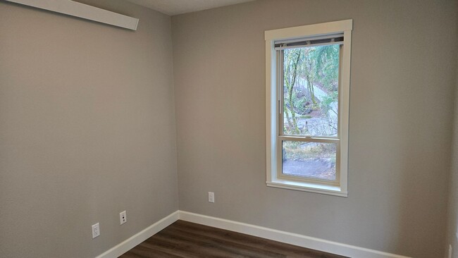 Building Photo - 2 bedroom 1 1/2 bath apartment in Thurston...