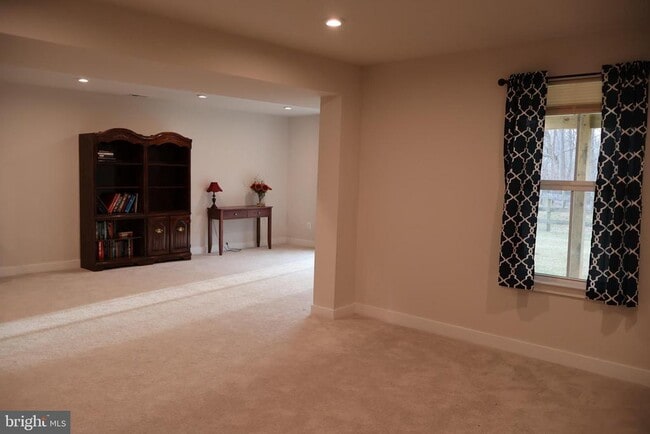 Building Photo - 659 Thomas Penn Dr