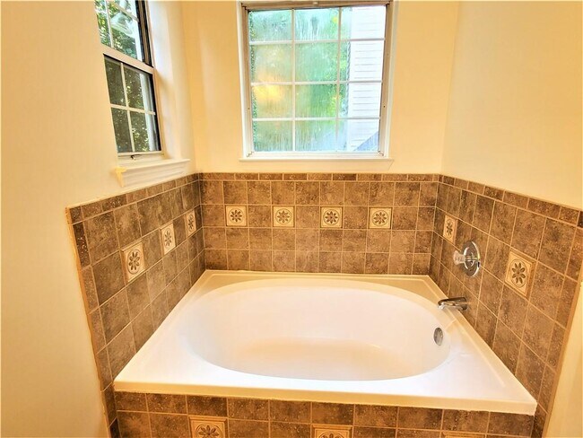 Building Photo - 190 Radner Run