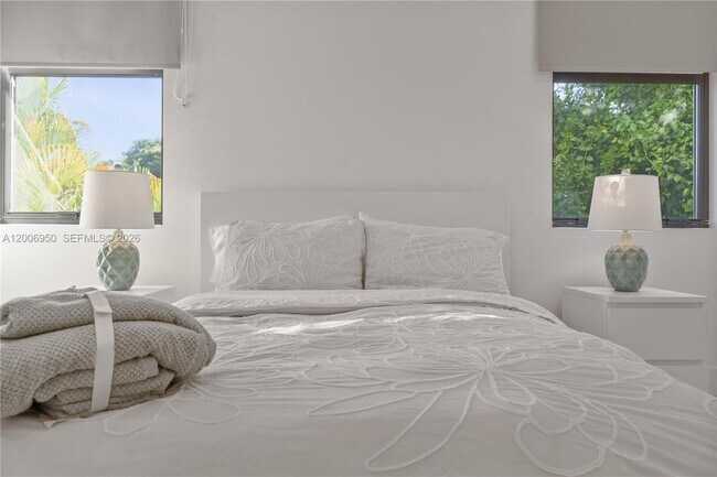 Building Photo - 2889 SW 33rd Ave