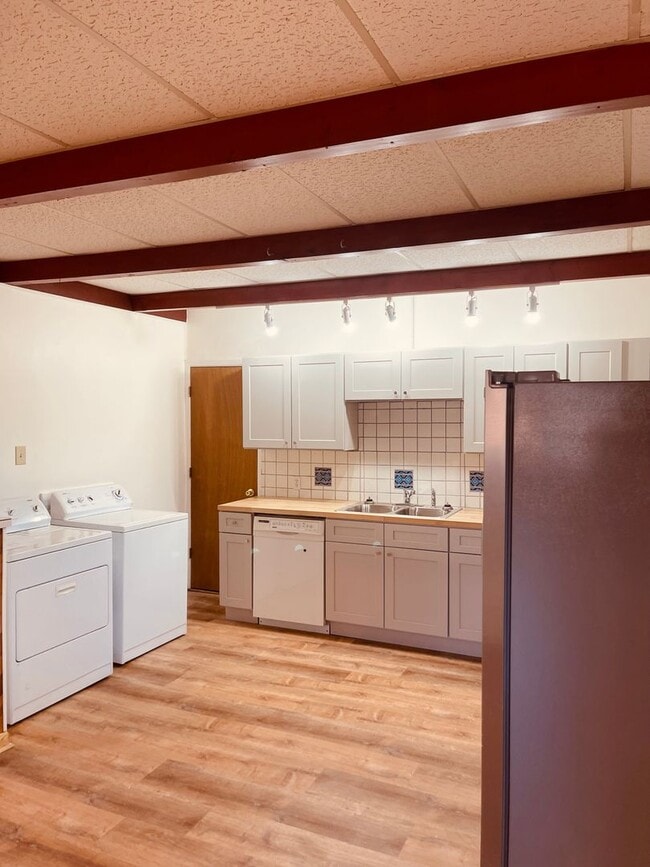 Building Photo - quiet triplex Near   UNM's  medical/law campus