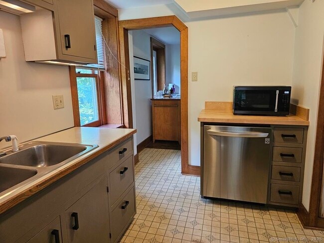 Building Photo - 33 Wildwood Ave