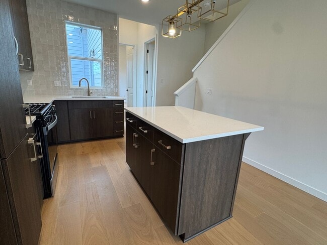 Building Photo - L0652