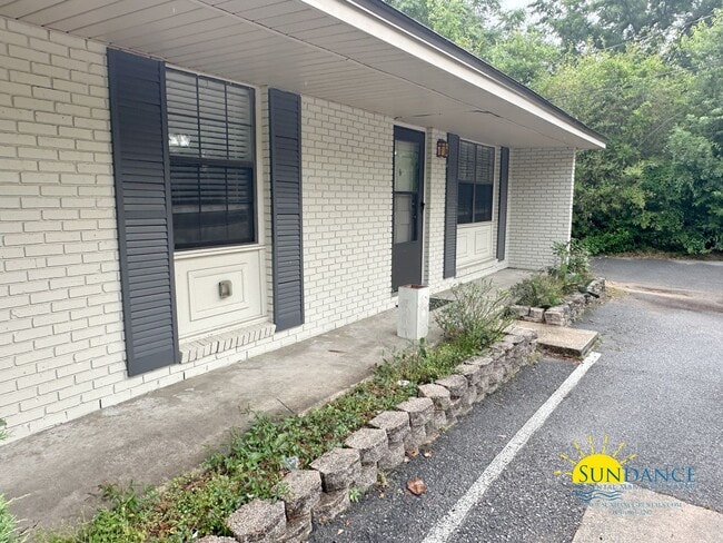 Primary Photo - Convenient & Comfortable 2BR/1BA Home in P...
