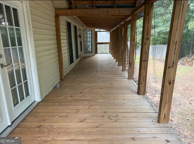 Building Photo - 70 Golden Oaks Dr