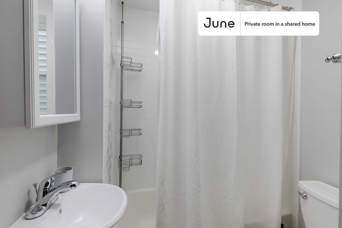 Building Photo - Room in Shared 3 bed/1 bath home