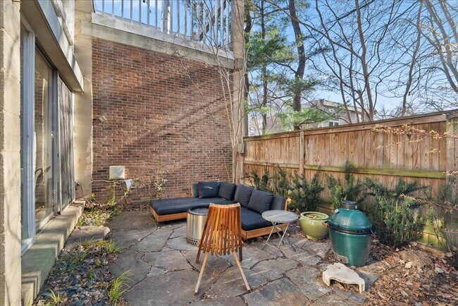 Building Photo - Unique 3BR / 1.5BA Mid-Century Townhome in Reston’s Iconic Hickory Cluster