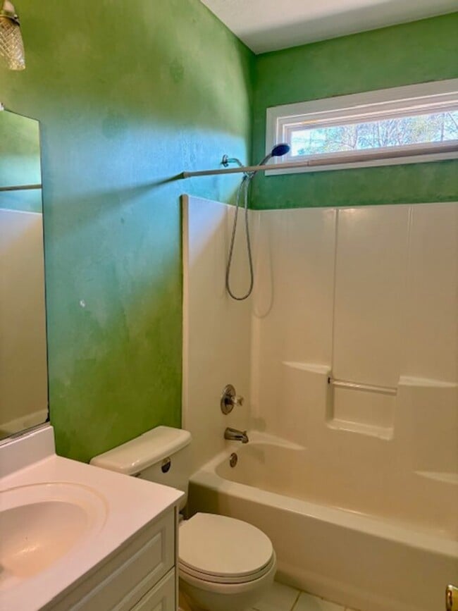 Building Photo - AVAILABLE NOW - 3 Bedroom 2.5 Bath Home in North Augusta!