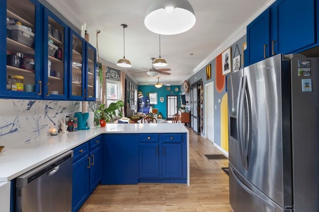 Building Photo - Stylishly Updated 3/2 w/ Large Deck in Grant Park!