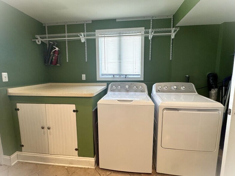 Building Photo - 1508 Lakeview Dr