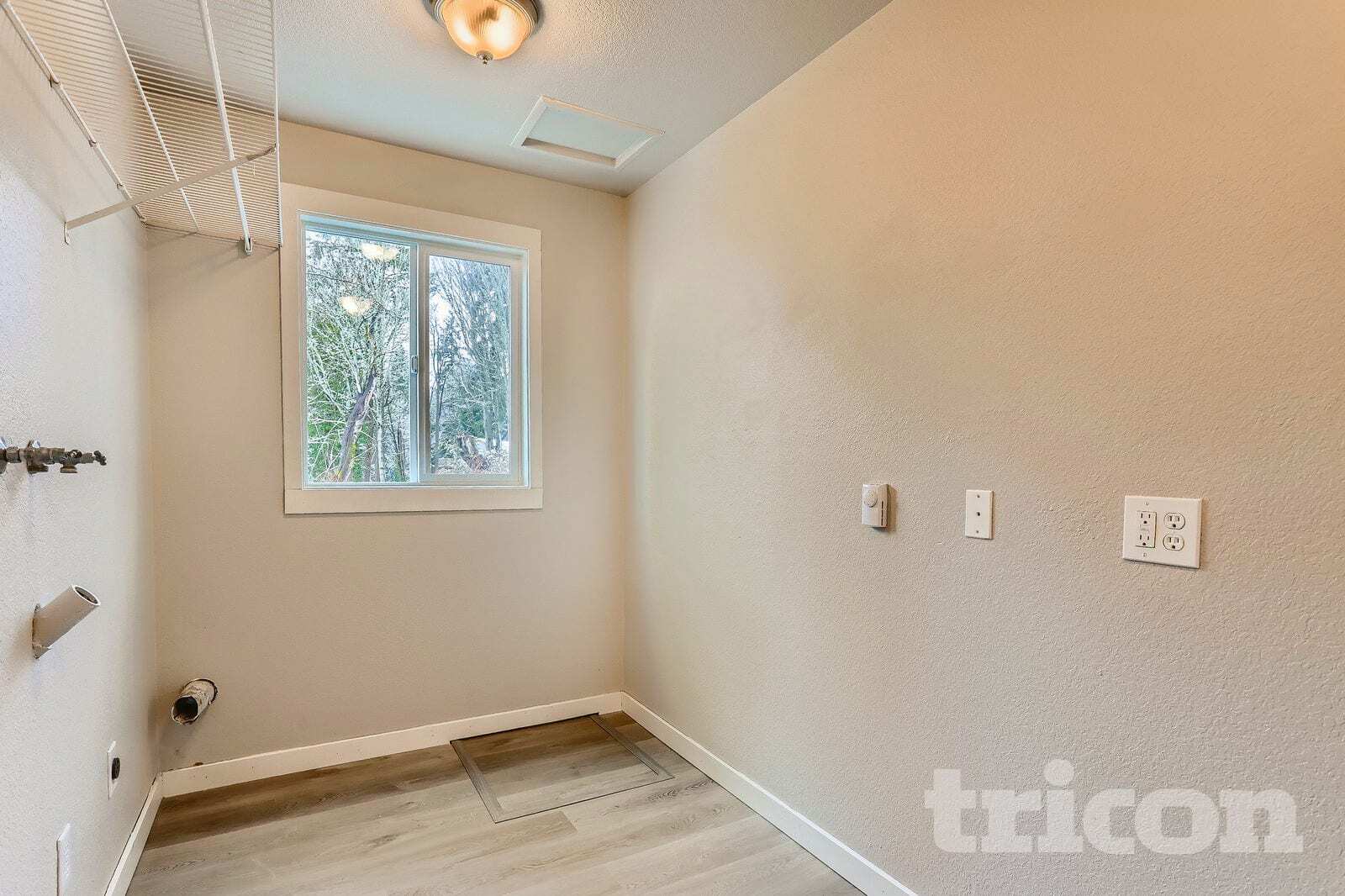 Building Photo - 10727 Lake View Dr
