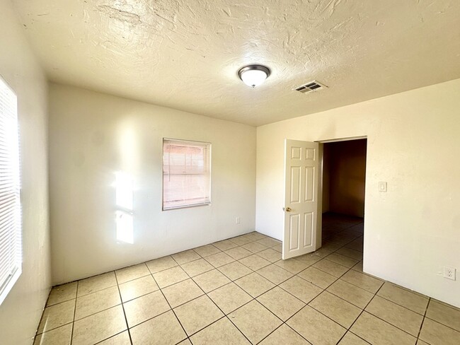 Building Photo - $350 Off First Full Month's Rent! 1 Bedroo...