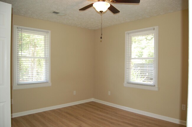 Building Photo - 2103 Woodward Dr