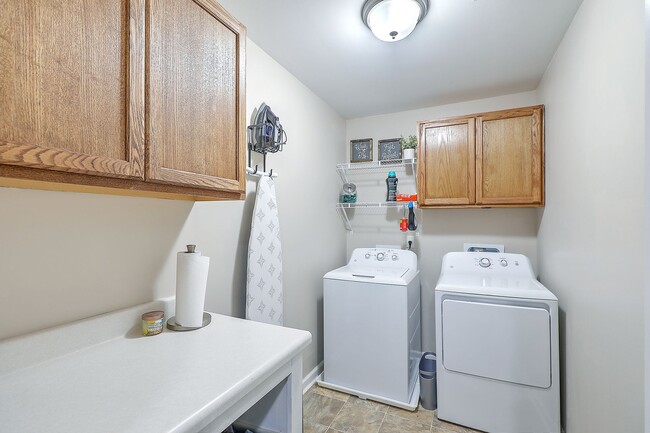 Building Photo - Spacious and updated home in Bluffs at Ash...