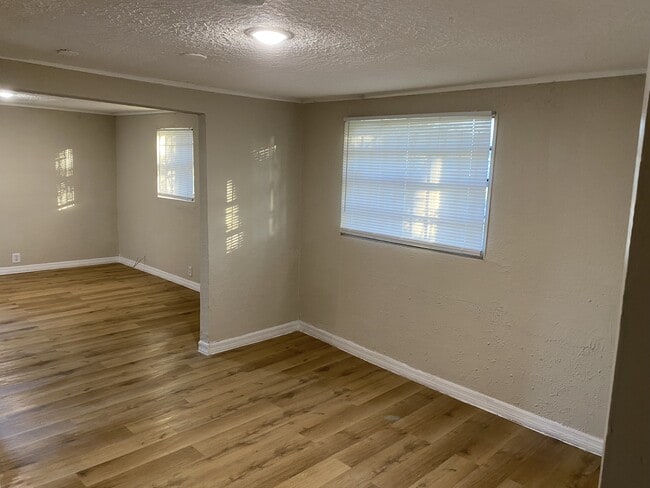 Building Photo - 1040 Line St