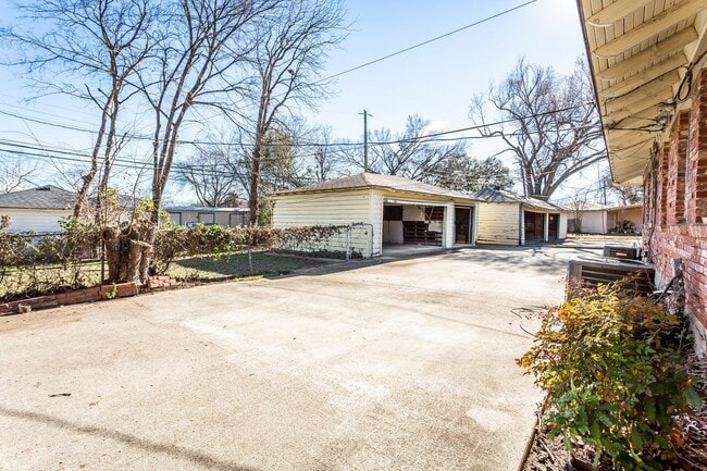 Building Photo - 6520/6522 SAINT MORITZ AVE