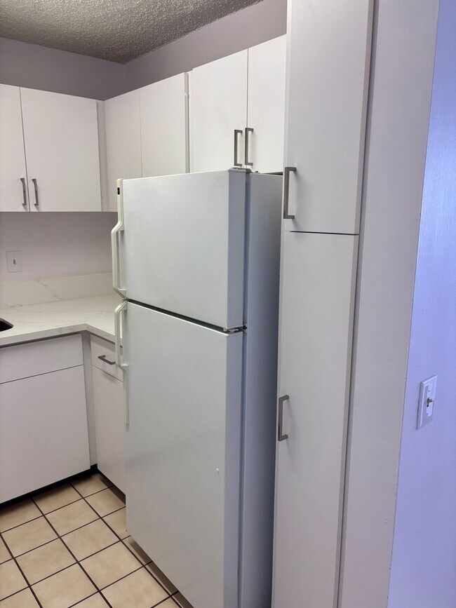 Building Photo - For Rent | New Renovated 1 Bedroom, 1 Bathroom with 1 Assigned Covered Parking at Scenic Tower