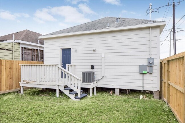 Building Photo - 702 40th St