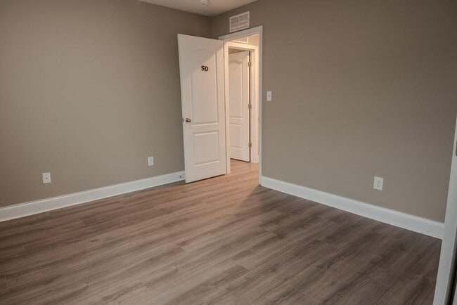 Building Photo - 884 Sugarbush Trail