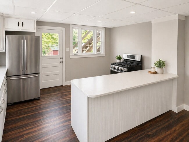 Building Photo - 8 Roosevelt Ave