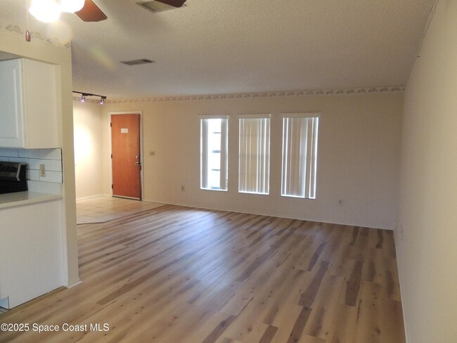 Building Photo - 2049 Ixora Dr W